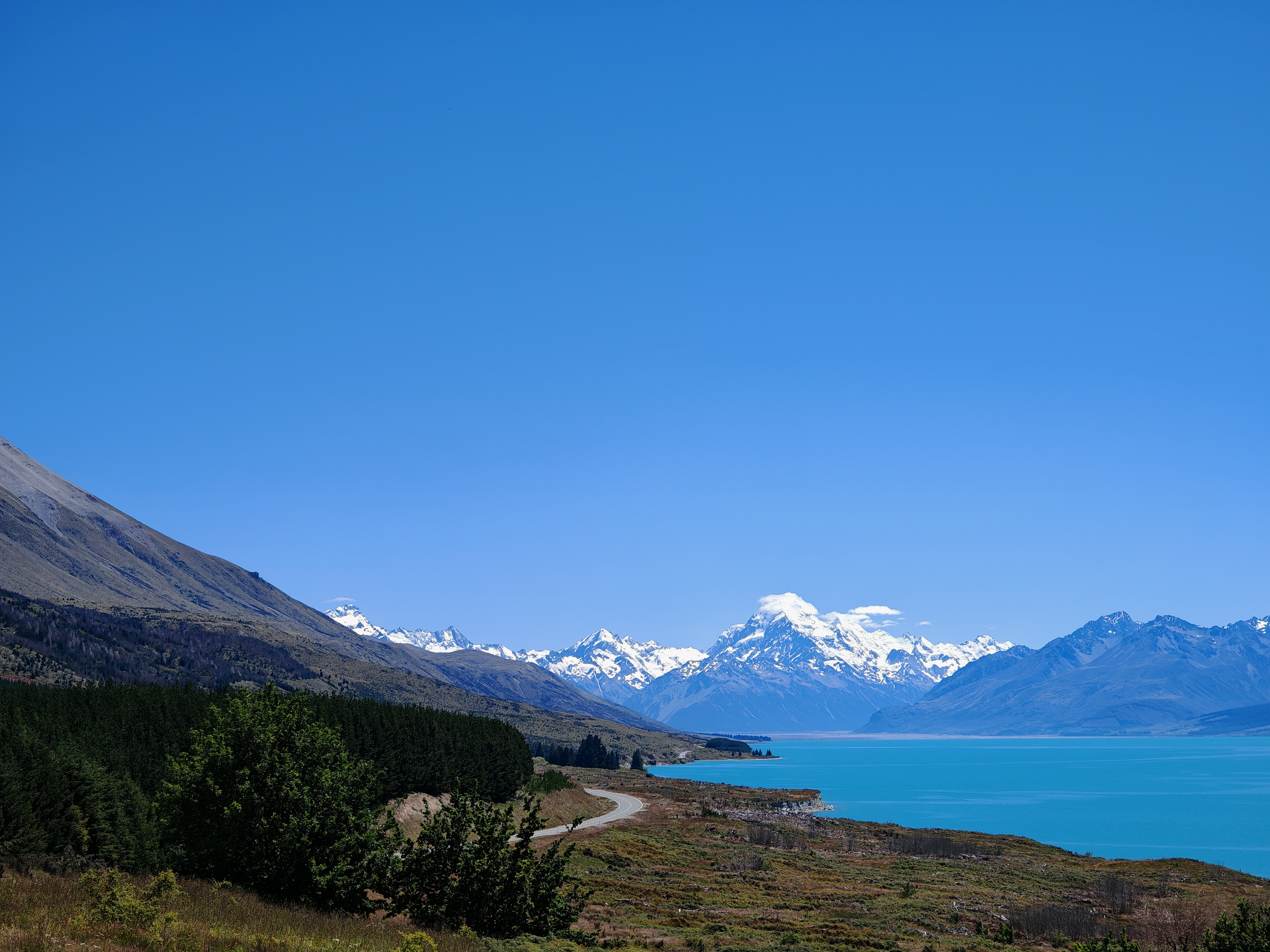 Mount Cook and Lake Pukaki at Peter's Lookout under blue skies